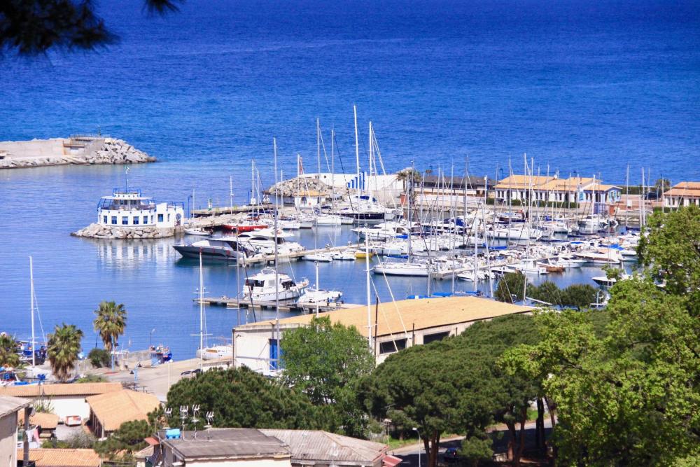 Two-Bedroom Apartment with 2 Bathrooms and Sea View